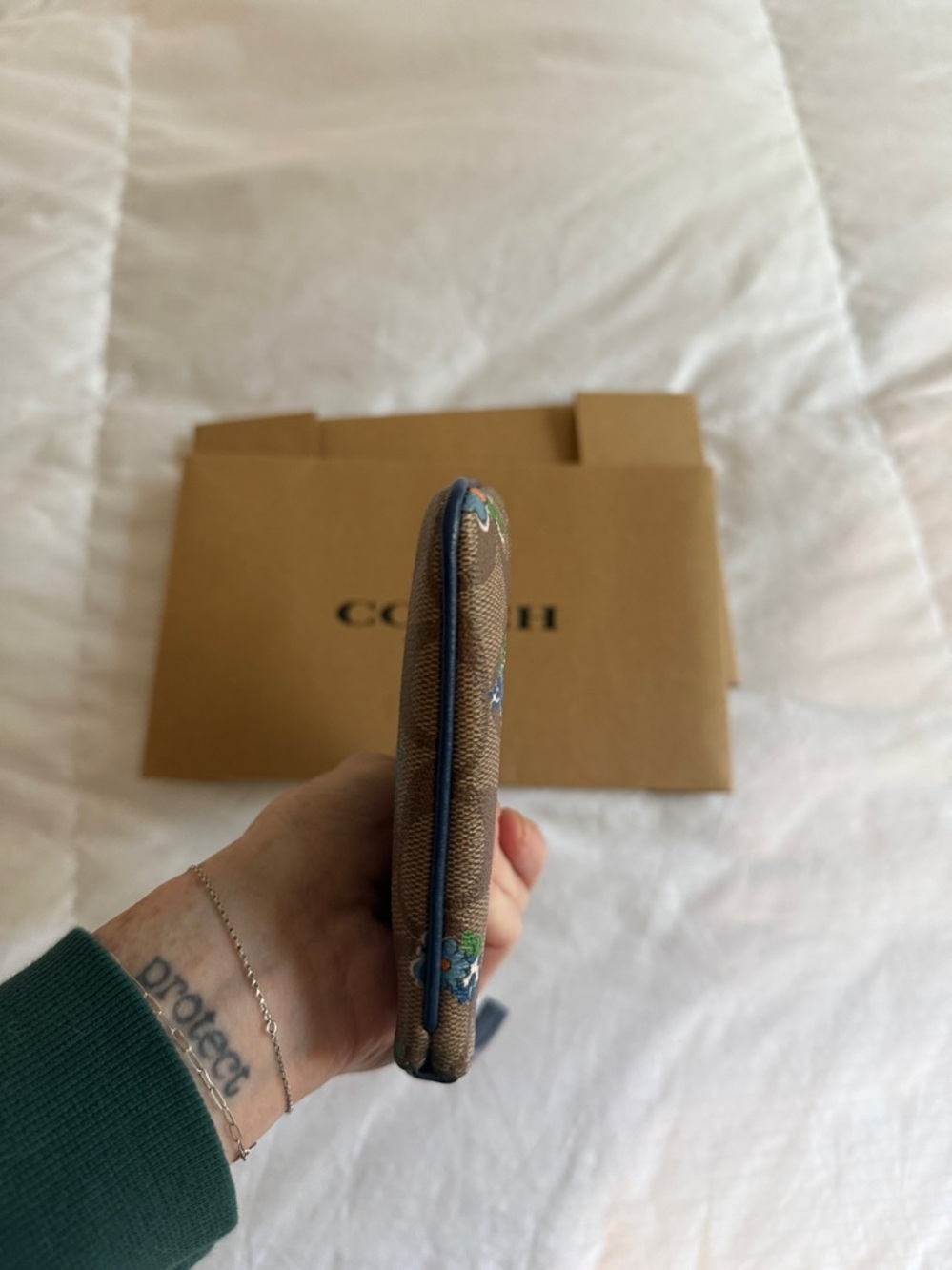 🪻Like New🪻Coach Signature Floral Badlands Large Wristlet with New Coach Box 📦 - Picture 9 of 9
